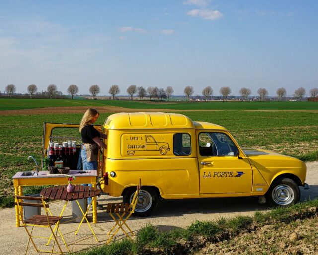 Iemand zin in het lekkerste bakkie koffie uit het leukste Franse Oldtimerbakkie van Zuid-Limburg? Hou dan vooral alle socials in de gaten voor snelle updates en locaties💛☕️🍪