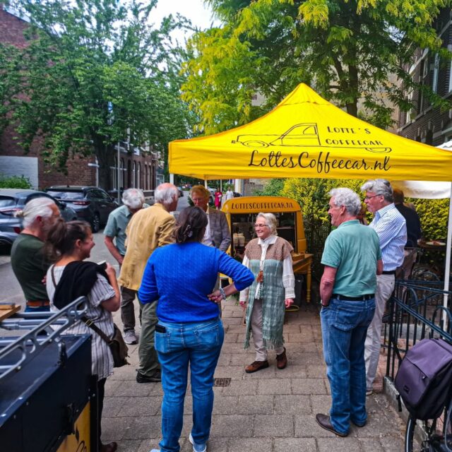 Vandaag heeft mijn lieftallige oma Lotte's Coffeecar ingehuurd om haar pianoconcert samen met haar leerlingen te verzorgen! 💛
Ennnn... mijn favoriete collega was er ook weer bij: mijn vader (die overigens prachtig reclame maakt met z'n pet)!
Wil jij nou ook een concert, feestje of andere partij verzorgd en wel hebben? Neem gerust contact op! Info@lottescoffeecar.nl☕️
P.s. Binnenkort zal er iets heel leuks gelanceerd worden... Zie de foto op mijn stories voor een grote hint🤭