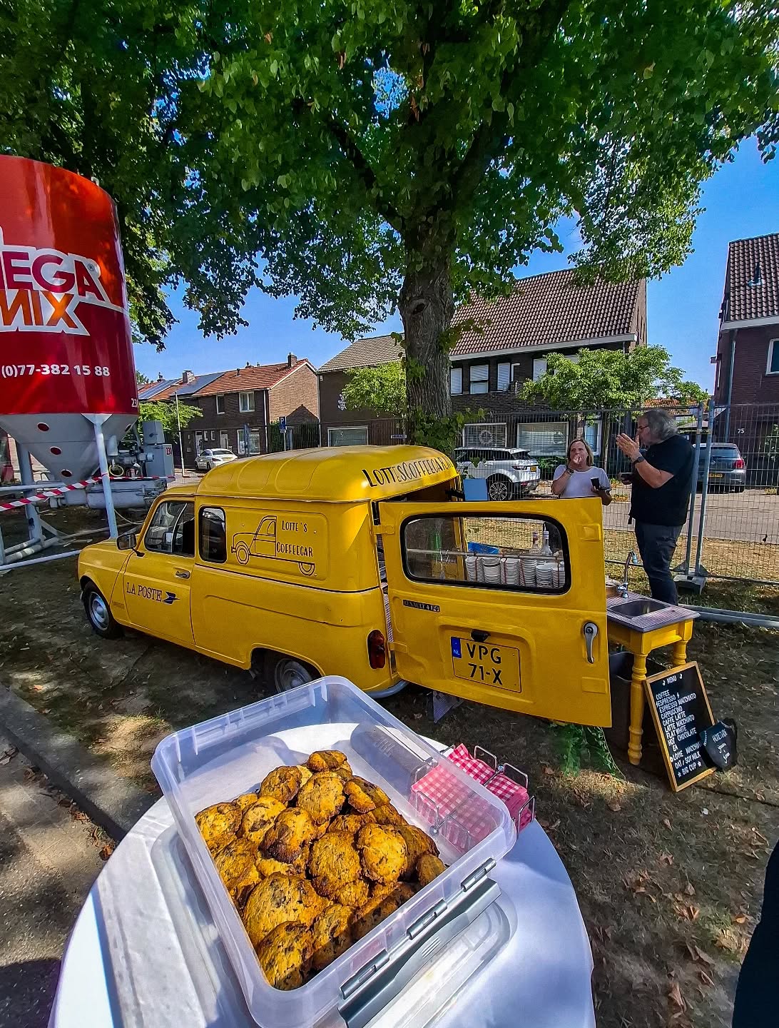 De zomertour in samenwerking met Woonpunt en Voonk gaat verder! Aanstaande woensdag de 20e staan we op het Miradorpplein in Nazareth te Maastricht van 13.00 tot 16.00☕️
De daarop volgende data van de zomertour:
• 3 september op het Pleintje bij de schaloenstraat
• 17 september zijn we weer op het miradorpplein
Allebei van 13.00 tot 16.00☀️
Zien wij jullie over twee dagen?
Wij kijken er al naar uit💛