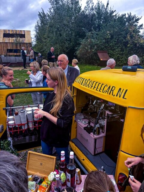 Vandaag was LCC last minute geboekt voor een opdracht in Bemelen!☕️
Lotte's Coffeecar is te boeken zowel doordeweeks als 's weekends en zowel in een dorp/stad als midden tussen de velden langs deze prachtige wandelroute!☀️
Het seizoen duurt voor mij nog 1.5 maandje dus wees er snel bij ik ben bijna volgeboekt🫶
Love,
Lotte💛
#coffee #maastricht #foodtruck #bemelen #coffeetruck
